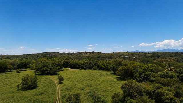 Vista del valle con el camino de acceso