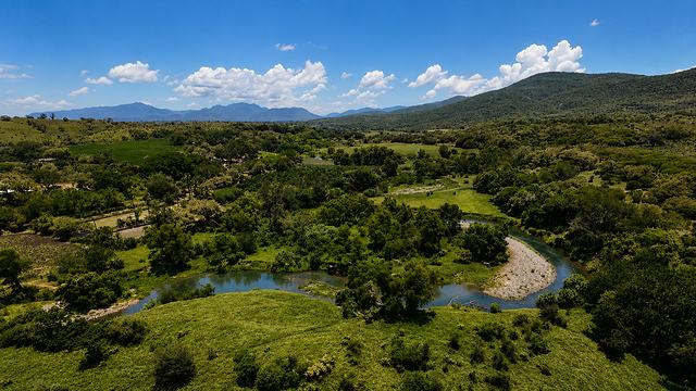 Vista aérea del río serpenteando entre los cerros