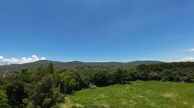 El campo abierto con la sierra al fondo