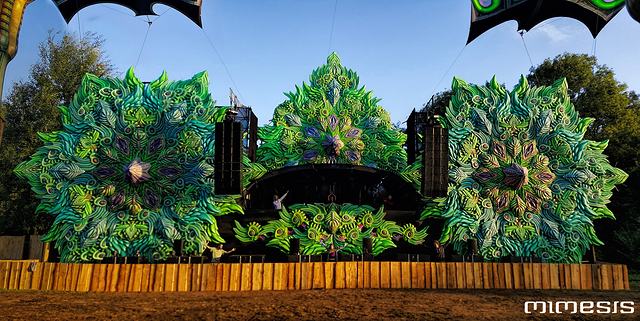 Escenario con deco verde de follaje