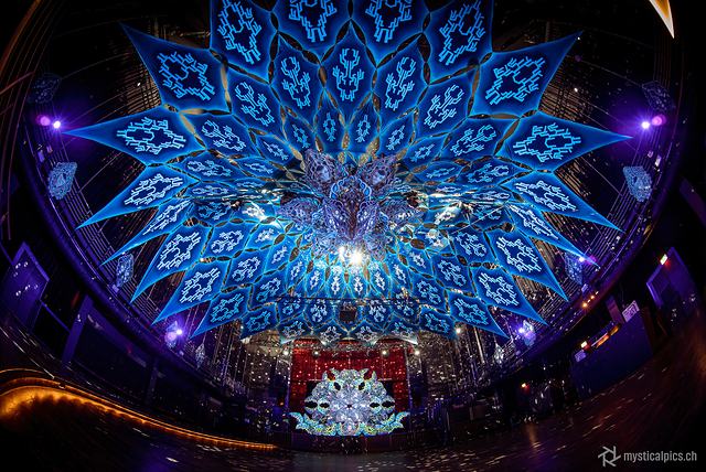 Domo azul iluminado de noche