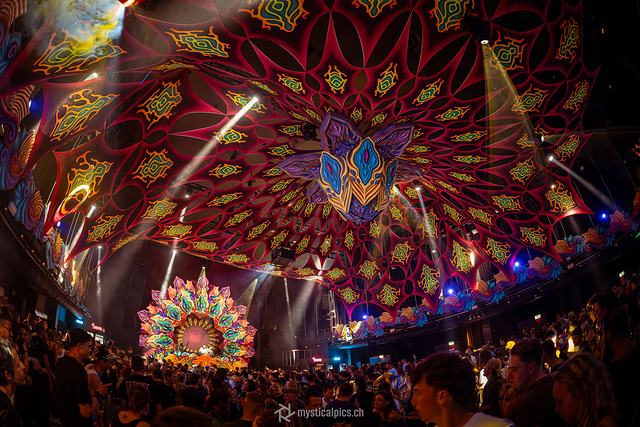 Interior del domo con luces y público