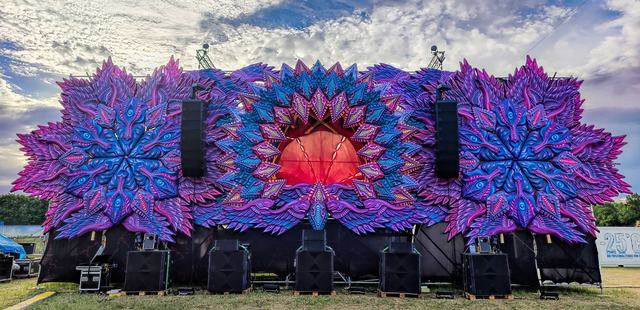 Fachada del escenario con mandalas morados