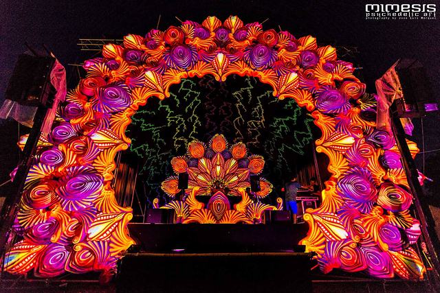 Arco naranja iluminado de noche