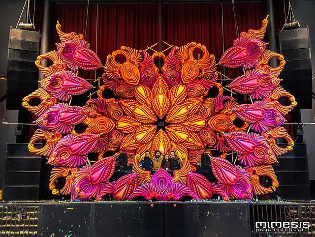 Mandala naranja sobre el escenario cubierto