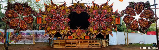 Panorámica completa de la fachada con mandalas