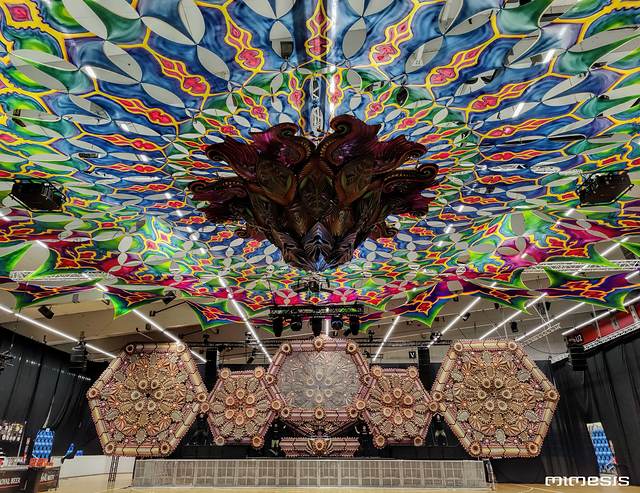 Techo pintado con mandala sobre el escenario